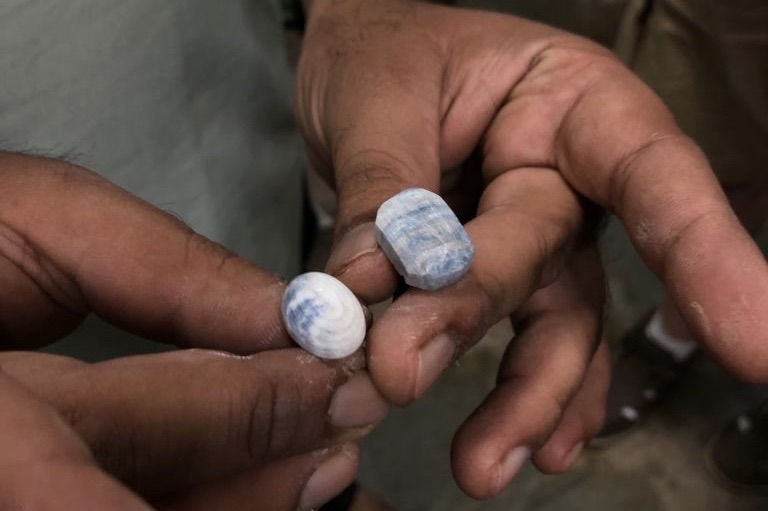Lire la suite à propos de l’article Transformation des pierres, du brut … au cabochon