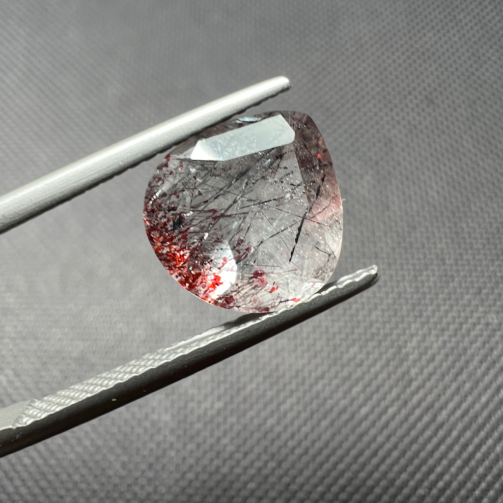 Quartz à inclusions d'hématite (lépidocrocite) 10x10x6mm