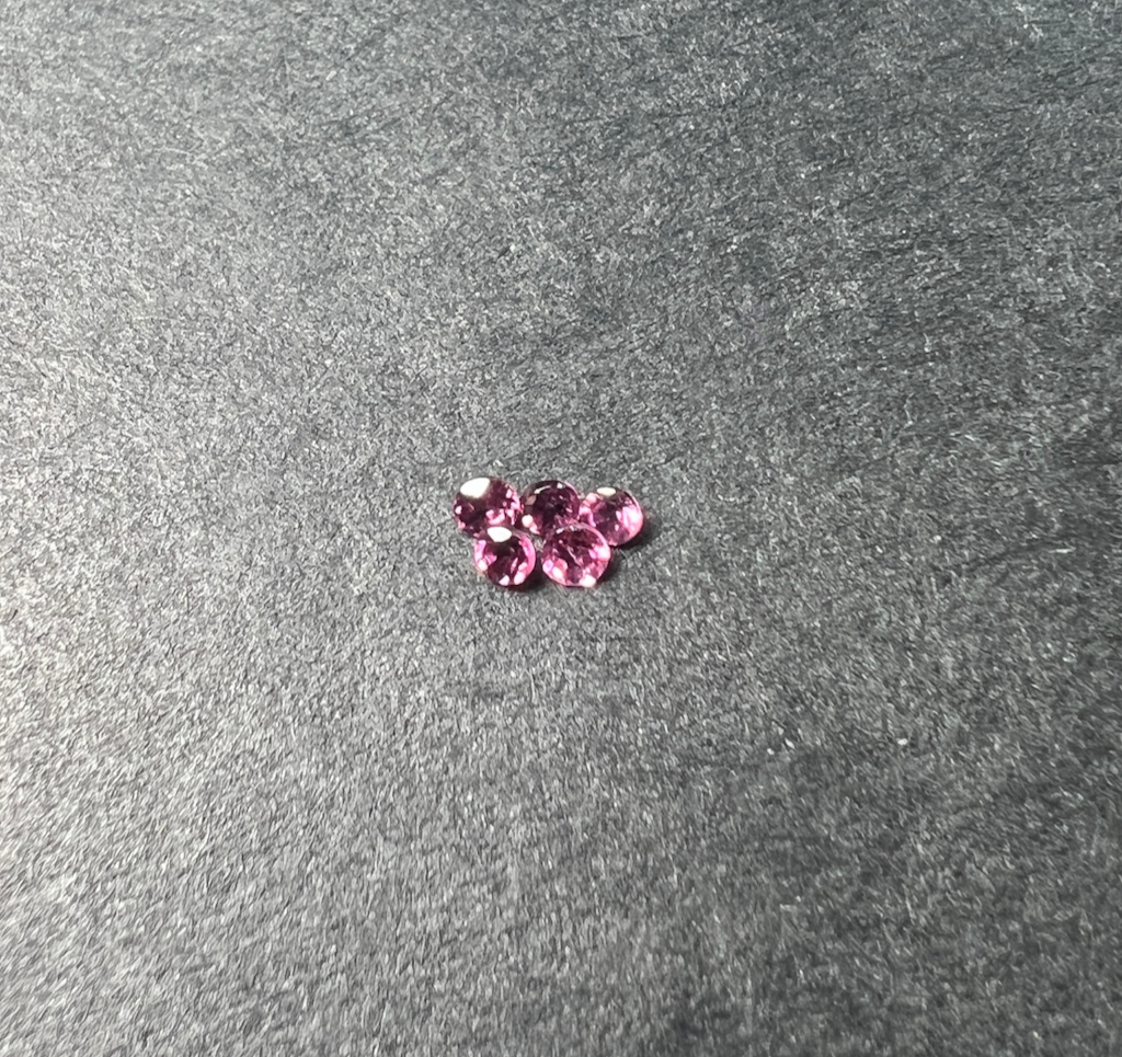 Grenat Rhodolite Calibré Rond 2x2mm (lot de 5) – Image 2