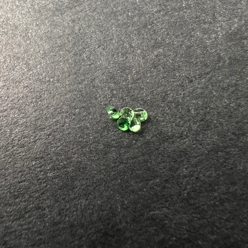 Grenat Tsavorite Calibrée Rond 1,2 à 1,5mm (lot de 5) – Image 2