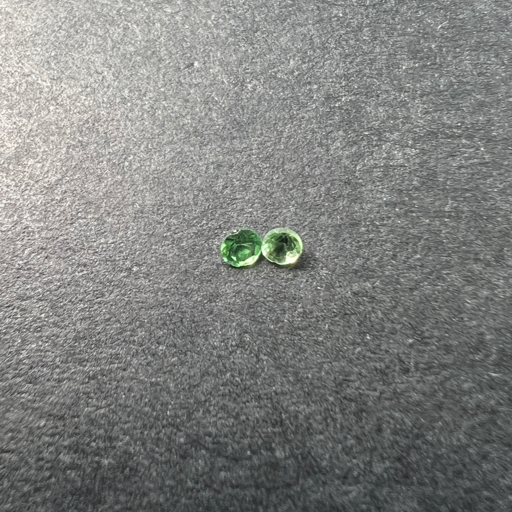 Grenat Tsavorite Calibré Rond 2x2mm (lot de 2) – Image 2