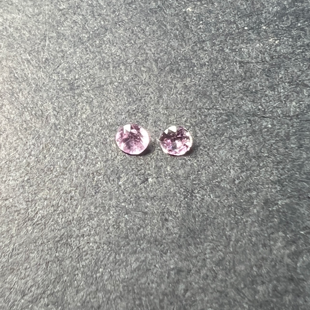 Saphir Rose Calibré Rond 2x2mm (lot de 2) – Image 2