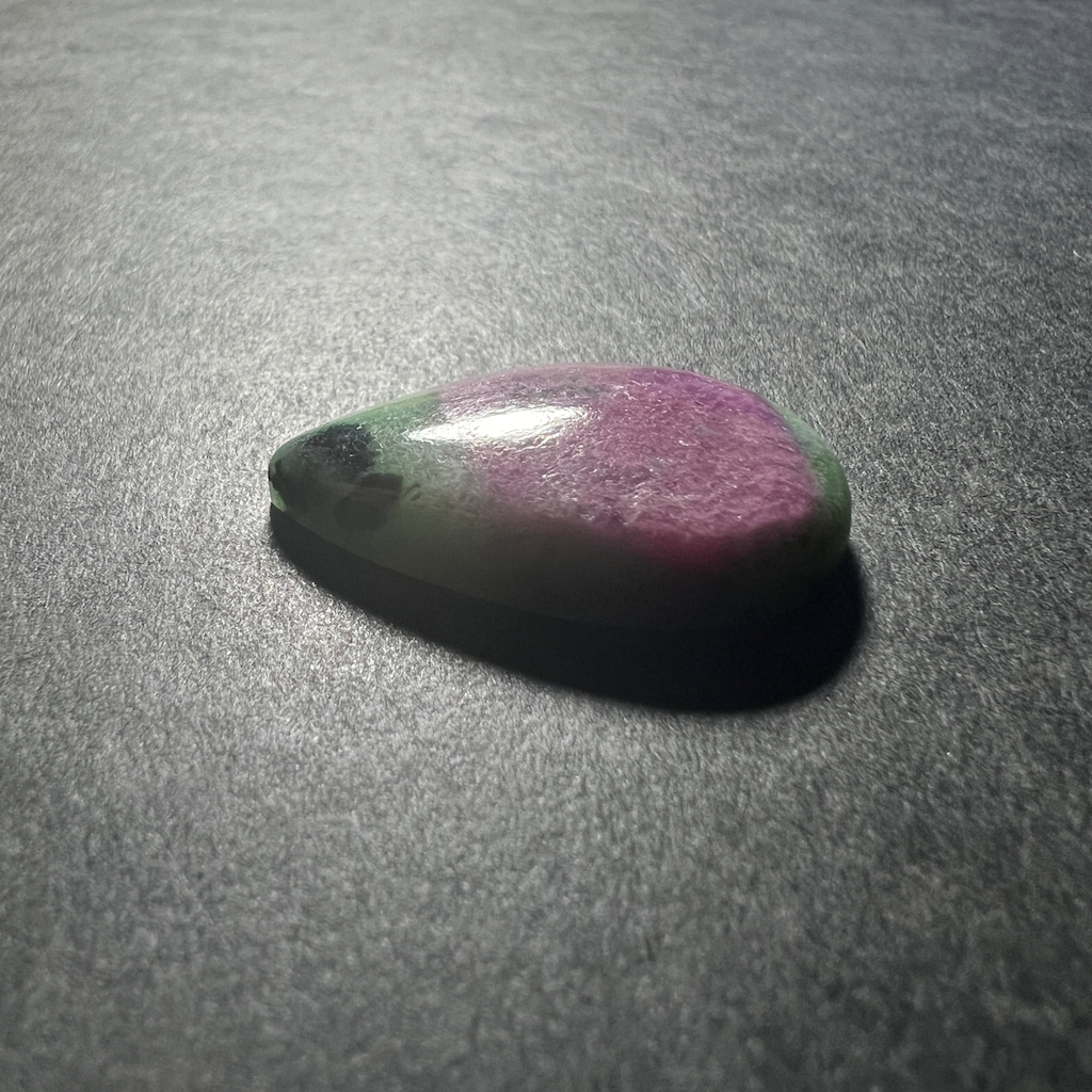 Rubis sur Zoïsite ("Anyolite") 31x19x7mm – Image 2