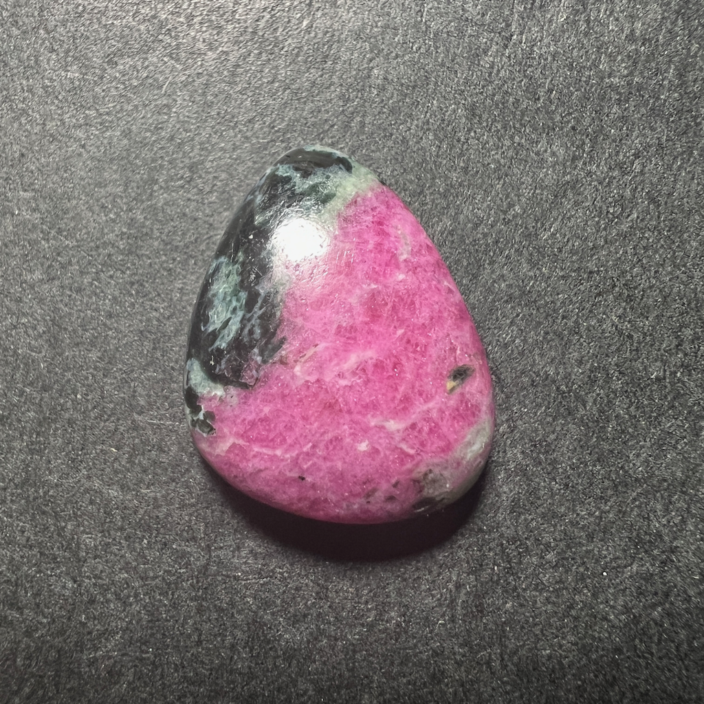 Rubis sur Zoïsite ("Anyolite") 25x20x8mm