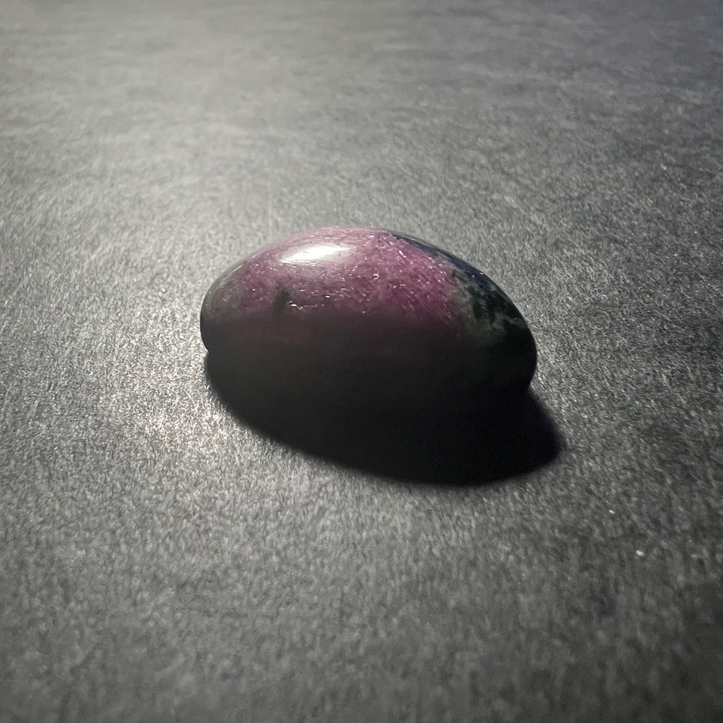 Rubis sur Zoïsite ("Anyolite") 25x20x8mm – Image 2