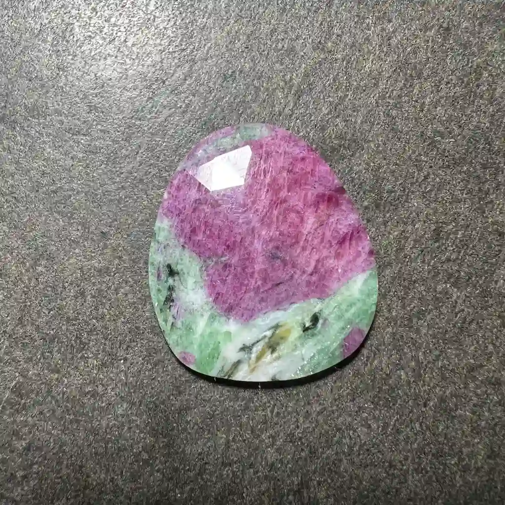 Rubis sur Zoïsite 26x23x4mm (Longido, Tanzanie)