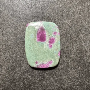 Rubis sur Fuchsite (Inde) 25x19x3.5mm