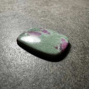 Rubis sur Fuchsite (Inde) 25x19x3.5mm