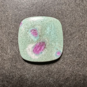 Rubis sur Fuchsite (Inde) 24x24x4mm