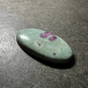 Rubis sur Fuchsite (Inde) 33×19.5x5mm