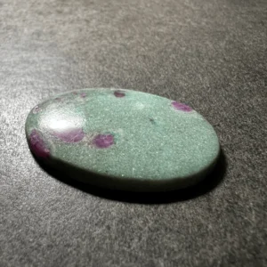 Rubis sur Fuchsite (Inde) 37x25x4mm