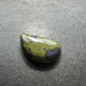 Stichtite sur Serpentine (Australie) 25x15x5mm