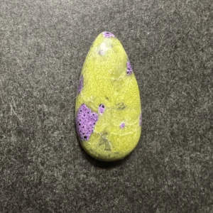 Stichtite sur Serpentine (Australie) 31x16x6mm