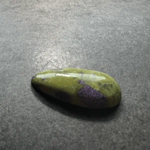 Stichtite sur Serpentine (Australie) 31x16x6mm