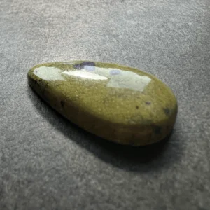 Stichtite sur Serpentine (Australie) 34x19x6mm