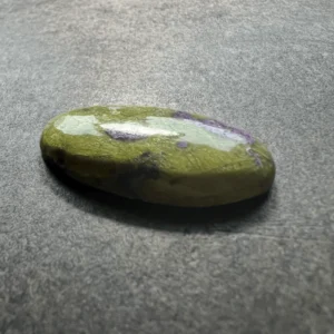 Stichtite sur Serpentine (Australie) 35x18x6mm