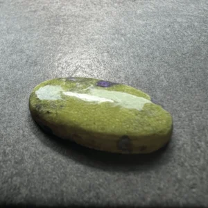 Stichtite sur Serpentine (Australie) 33x19x5mm